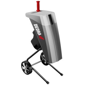 Sjeckalica za grane DEDRA DED8680 u radnom položaju s dvostrukim noževima i velikim transportnim kotačima, spremna za usitnjavanje grana u vrtu.