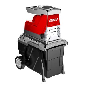 Sjeckalica za grane DED8682 s velikim transportnim kotačima i automatskim uvlačenjem grana, prikazana u vrtu.