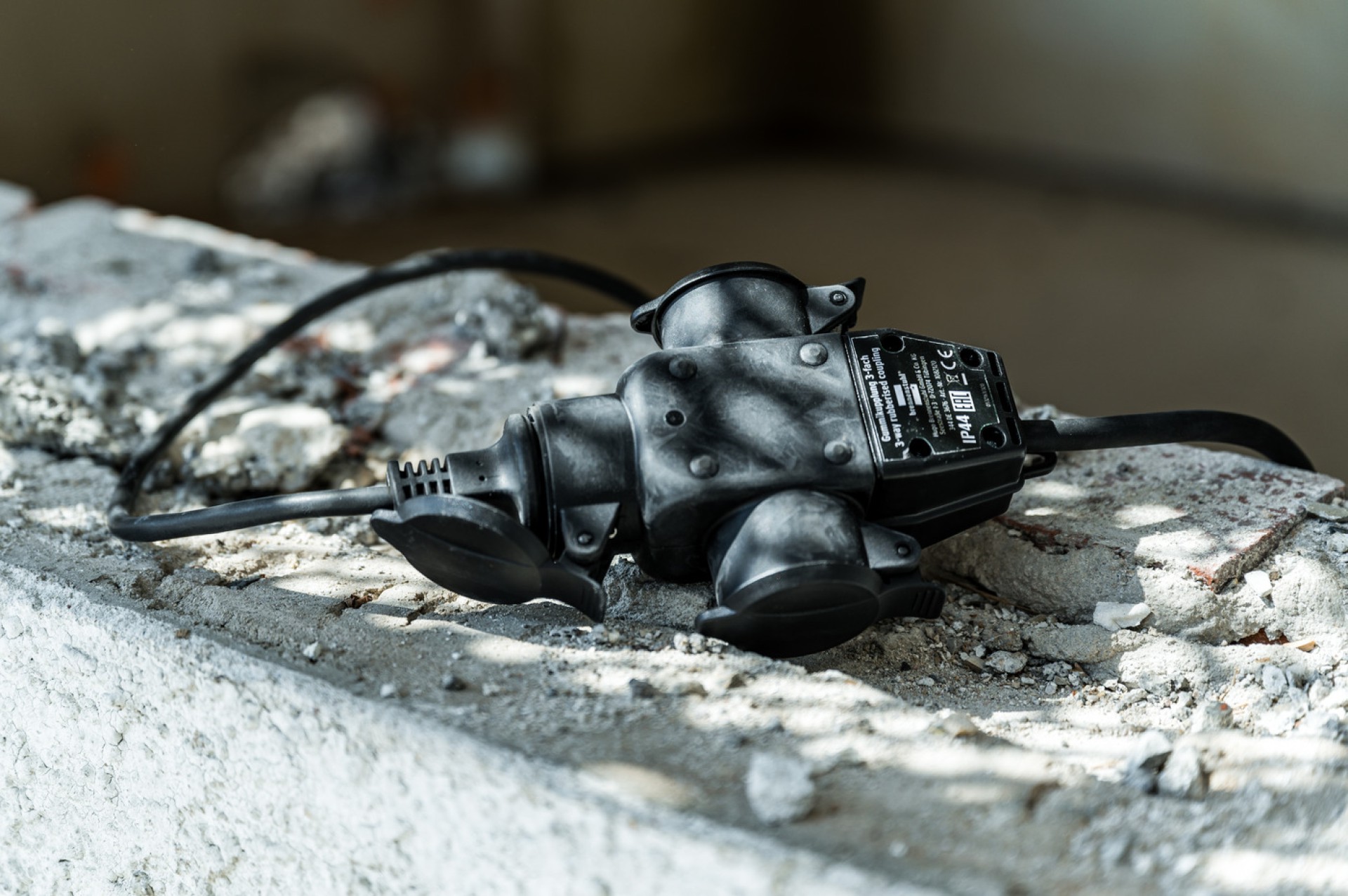 BRENNESTUHL gumeni šuko adapter, 3x utičnice s poklopcem IP44